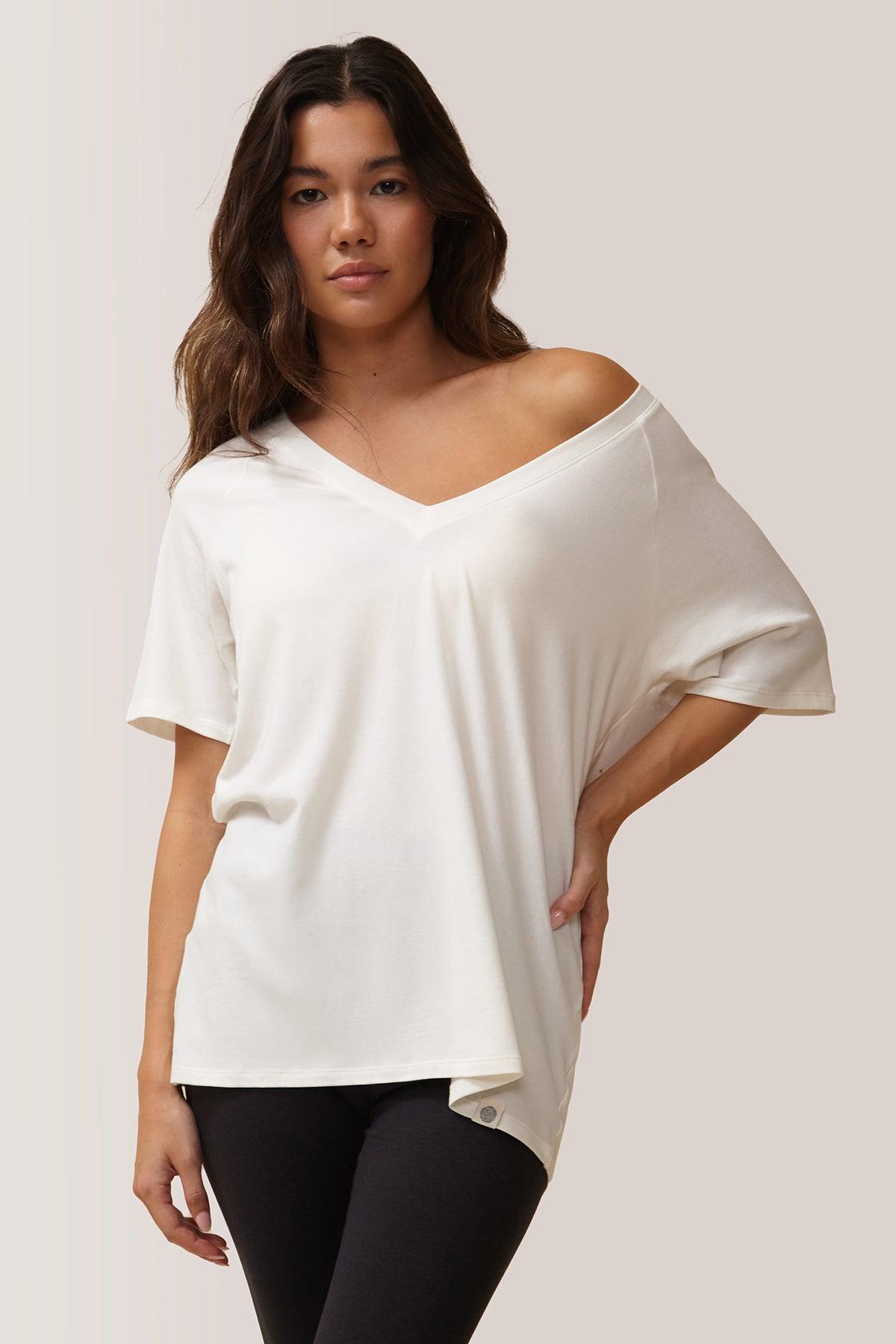 Femme vêtue du t-shirt blissful flow par Rose Boreal. / Women wearing the blissful flow t-shirt by Rose Boreal. - Natural White
